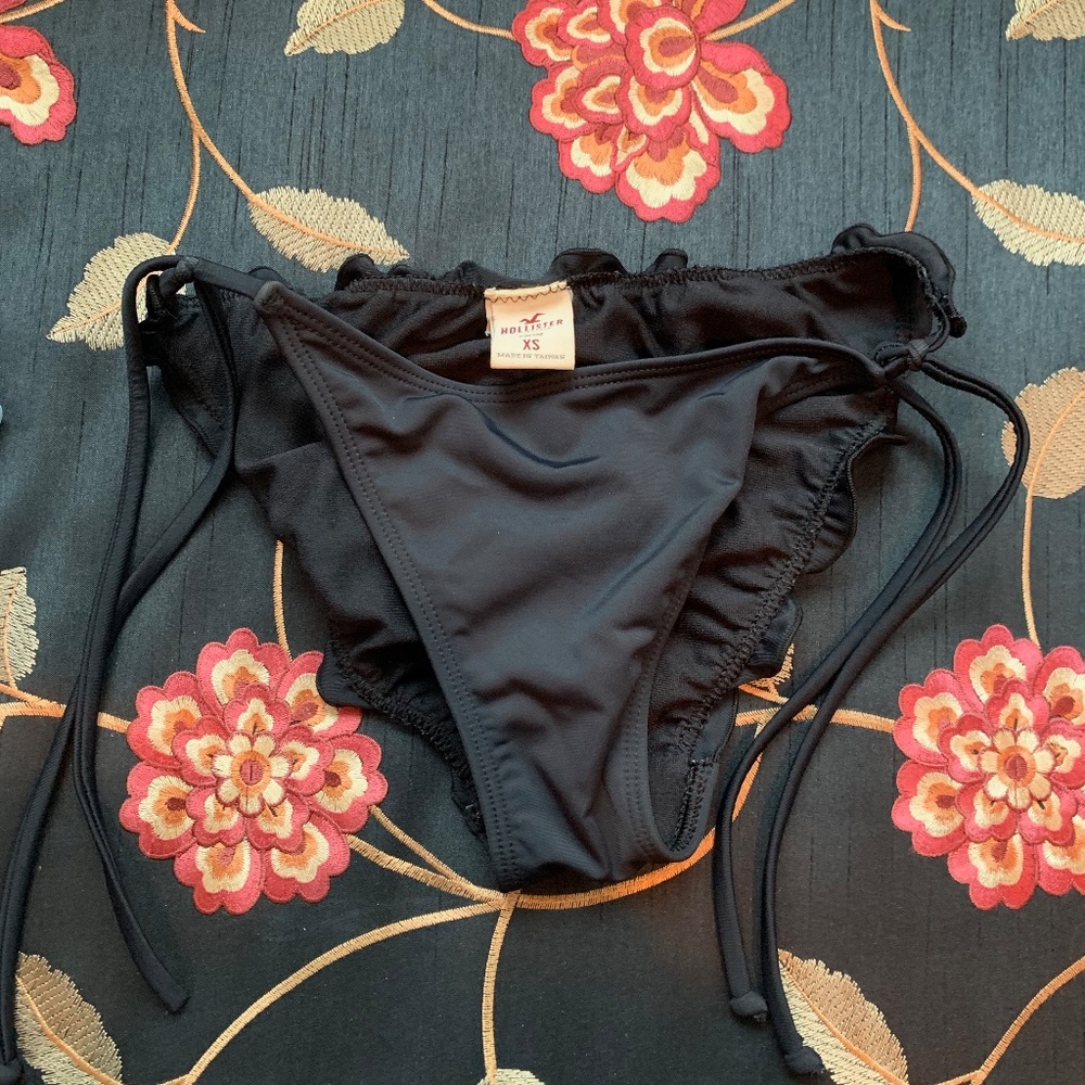 Cheeky ruffled bottoms w/ ruched butt & side ties